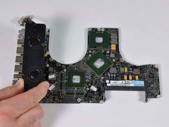 MacBook Pro 17" Unibody Teardown: crwdns2935265:019crwdnd2935265:02crwdnd2935265:03crwdne2935265:0