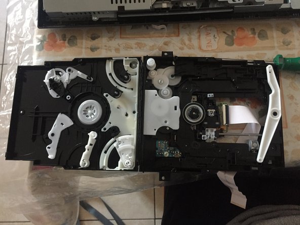 Sony BDV-NF620 Teardown, Top cover: crwdns2935265:09crwdnd2935265:02crwdnd2935265:02crwdne2935265:0