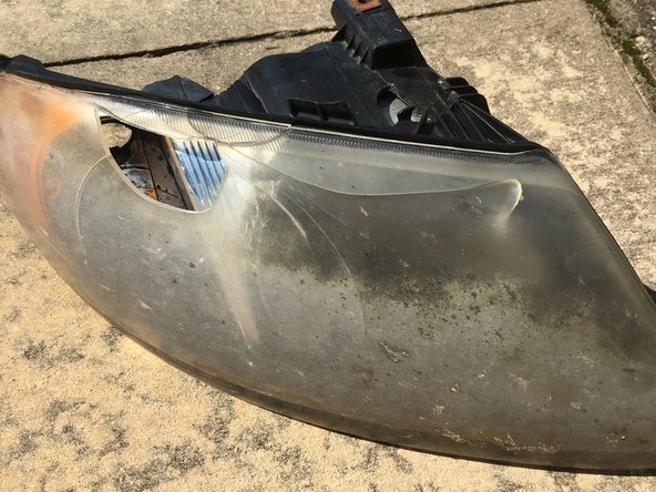 2005 Dodge Grand Caravan Passenger Side Headlight Replacement, Remove damaged headlight: crwdns2935265:03crwdnd2935265:03crwdnd2935265:03crwdne2935265:0