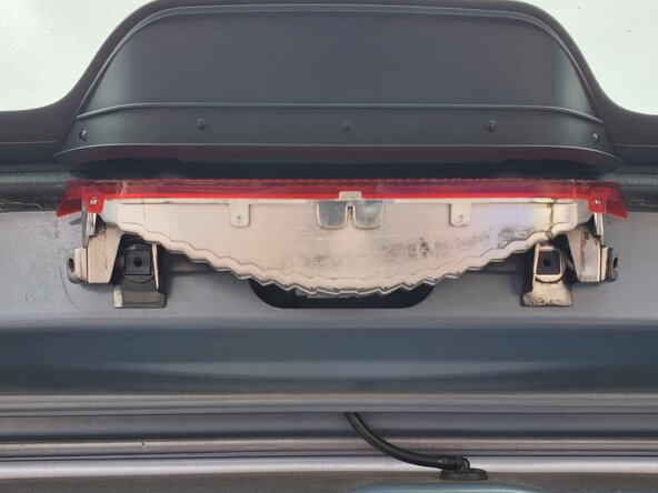 2006 Toyota Matrix Center Brake Light Bulb Replacement: crwdns2935265:02crwdnd2935265:02crwdnd2935265:03crwdne2935265:0