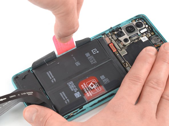 OnePlus 8T Battery Replacement, Pull up the battery: 14 단계, 이미지 3개 중 2개