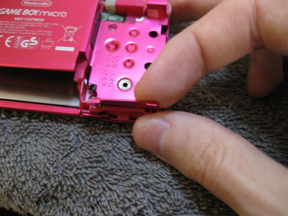 Game Boy Micro Outer shell Replacement, Remove the backplate: 手順 4、 3の画像 3