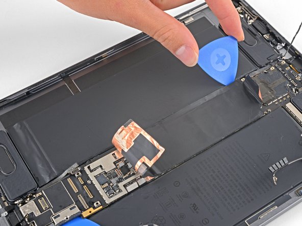 iPad Pro 11" 2nd Gen Logic Board Replacement, Pry up the left side: crwdns2935265:081crwdnd2935265:03crwdnd2935265:03crwdne2935265:0