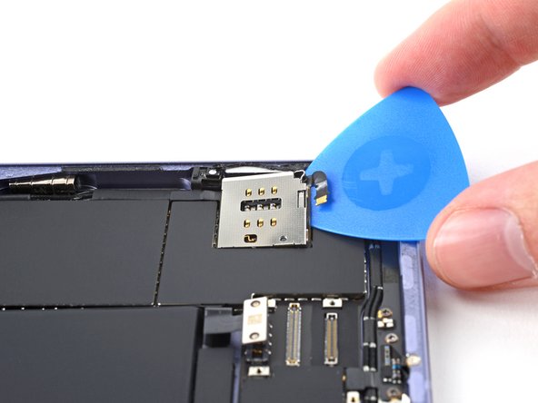 iPad Mini 6 SIM Card Reader Replacement, Separate the SIM card reader's adhesive: crwdns2935265:019crwdnd2935265:02crwdnd2935265:03crwdne2935265:0