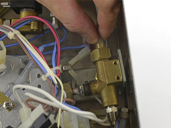 Austausch der Dichtungen im  Dampf-/Heißwasserventil, Verbindungen zum Umschaltventil lösen: crwdns2935265:05crwdnd2935265:03crwdnd2935265:03crwdne2935265:0