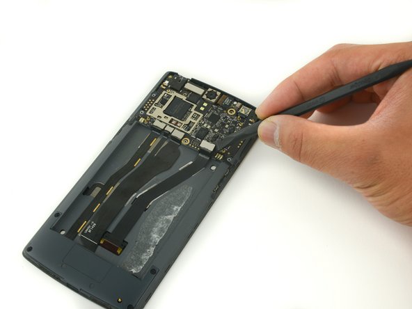 OnePlus One Motherboard Replacement, Motherboard: шаг 6, изображение 2 из 3
