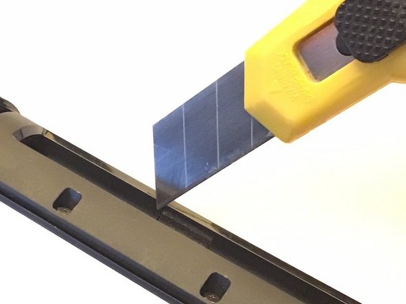 Amazon Fire TV Wackelkontakt im Batteriefach, Gummierte Batterie-Fixierung abtrennen: crwdns2935265:05crwdnd2935265:02crwdnd2935265:03crwdne2935265:0