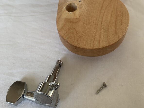 Squier Strat Guitar Tuner Replacement: шаг 5, изображение 3 из 3