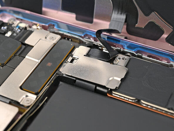 iPhone 15 Battery Replacement, Place the middle connector cover: stap 48, afbeelding 2 van 2