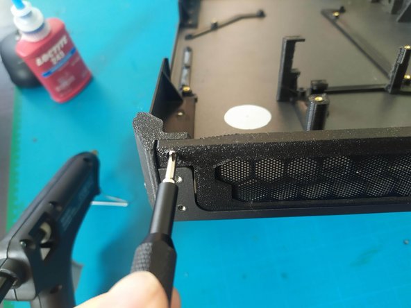 6- Montage PC Infinity, Installation de la grille antipoussière: étape 4, image 2 de 3