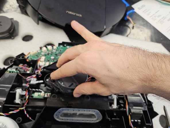 Roborock Q5 Pro: Laser Distance Sensor Replacement, Remove the LDS.: crwdns2935265:012crwdnd2935265:02crwdnd2935265:03crwdne2935265:0