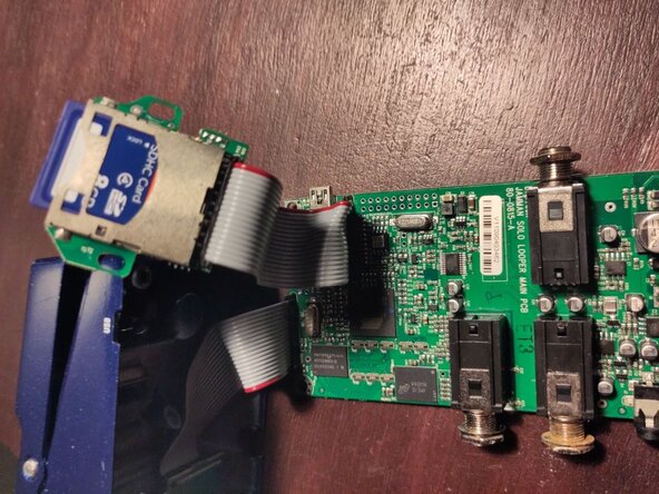 Rewriting corrupted firmware on Digitech JamMan Solo, Lift the board: crwdns2935265:03crwdnd2935265:03crwdnd2935265:03crwdne2935265:0