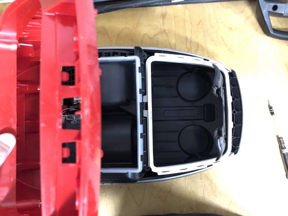 Bosch Pro Animal BSGL5ZOO2 Teardown, Remove top side of housing: crwdns2935265:05crwdnd2935265:02crwdnd2935265:02crwdne2935265:0