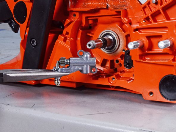 Echo Chain Saw CS4910 2020 Oiler System Replacement, Remove the auto-oiler assembly: crwdns2935265:037crwdnd2935265:02crwdnd2935265:02crwdne2935265:0
