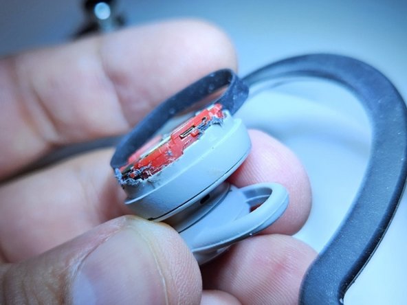 Battery Revival, Button Cover Removal: crwdns2935265:03crwdnd2935265:02crwdnd2935265:02crwdne2935265:0