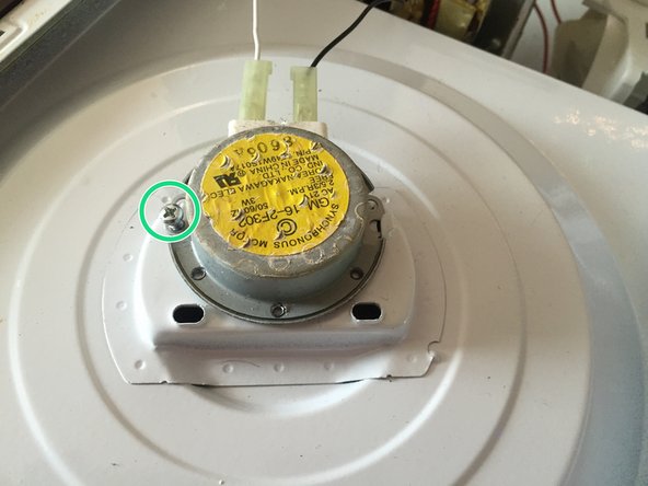Microwave Teardown, Disconnect turntable motor: crwdns2935265:06crwdnd2935265:02crwdnd2935265:03crwdne2935265:0