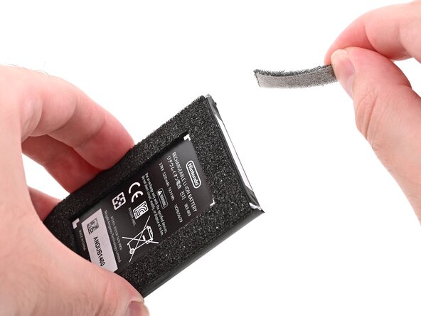 Nintendo Switch 2 Battery Replacement, Transfer the foam: crwdns2935265:039crwdnd2935265:02crwdnd2935265:02crwdne2935265:0