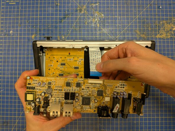 Behringer Powerplay P16-M IO/Processing circuit board removal, Disconnect the ribbon: passo 3, immagine 3 di 3