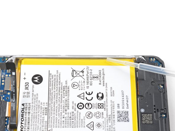 Motorola Moto G 5G (2022) Battery Replacement, Soften the adhesive with isopropyl alcohol: crwdns2935265:022crwdnd2935265:02crwdnd2935265:02crwdne2935265:0