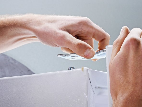 Whirlpool Refrigerator Freezer Door Replacement, Remove the door hinge: crwdns2935265:012crwdnd2935265:02crwdnd2935265:03crwdne2935265:0