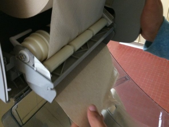 How To Fix A Paper Towel Dispenser: crwdns2935265:05crwdnd2935265:03crwdnd2935265:03crwdne2935265:0