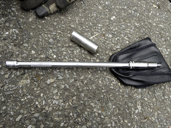 2013-Present Nissan Rogue Cam shaft control solenoid Replacement, Removing the Exhaust valve timing control solenoid valve retaining Bolt: crwdns2935265:02crwdnd2935265:03crwdnd2935265:03crwdne2935265:0