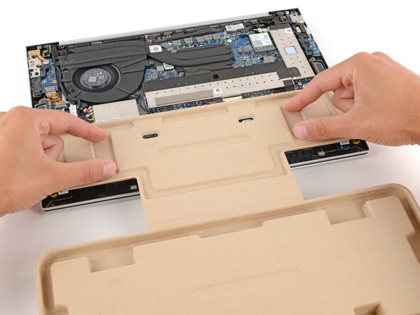 HP EliteBook 845 G9 Battery Replacement, Adhere the cardboard to the battery: crwdns2935265:010crwdnd2935265:03crwdnd2935265:03crwdne2935265:0