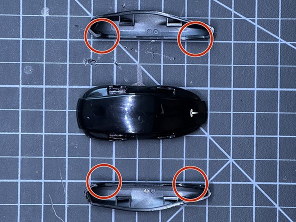 Tesla Model 3 Key Fob Teardown, Outer Shell Removal: crwdns2935265:03crwdnd2935265:02crwdnd2935265:02crwdne2935265:0