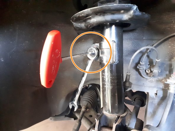 2010-2017 Suzuki Swift Front Springs Replacement, disconnect stabilizer bar link: crwdns2935265:00crwdnd2935265:01crwdnd2935265:02crwdne2935265:0