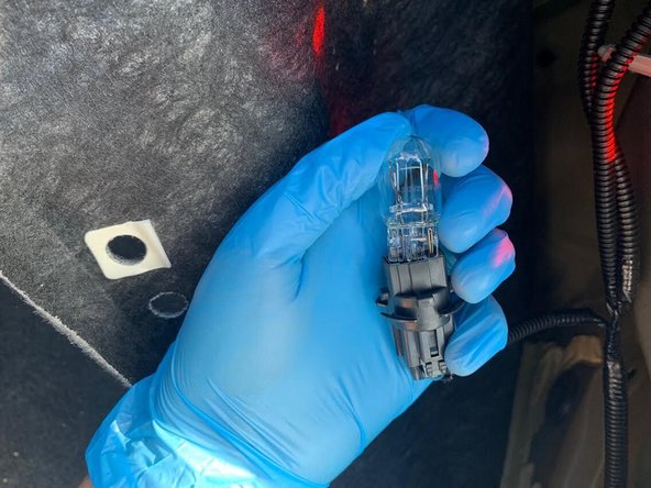 2013 Toyota Camry Rear Brake Light Bulb Replacement: crwdns2935265:06crwdnd2935265:02crwdnd2935265:03crwdne2935265:0