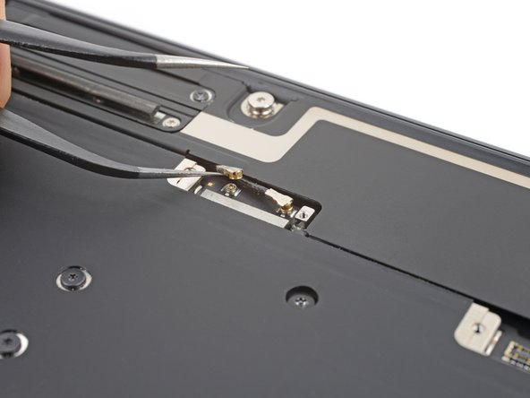 MacBook Air 15" 2023 Battery Replacement, Disconnect the antenna bar: crwdns2935265:024crwdnd2935265:03crwdnd2935265:03crwdne2935265:0