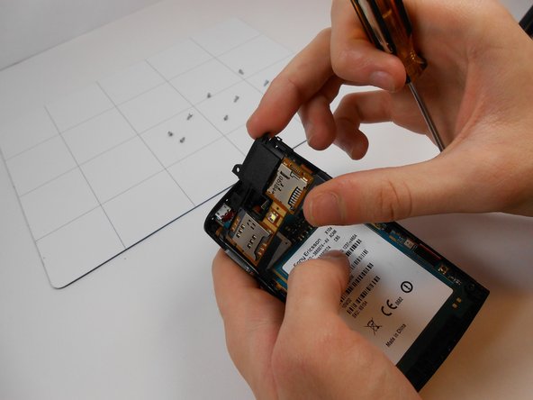 Sony Ericsson Xperia X10 Camera Replacement: adım 5, 3 resimden 2.