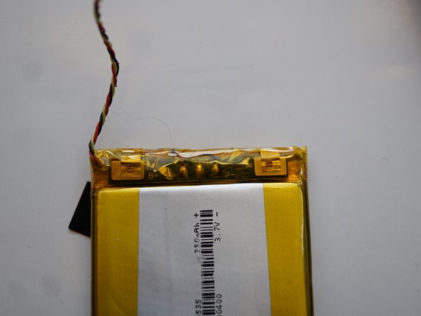 Beats Solo 2 Wireless Teardown, Take the battery out: crwdns2935265:04crwdnd2935265:02crwdnd2935265:02crwdne2935265:0