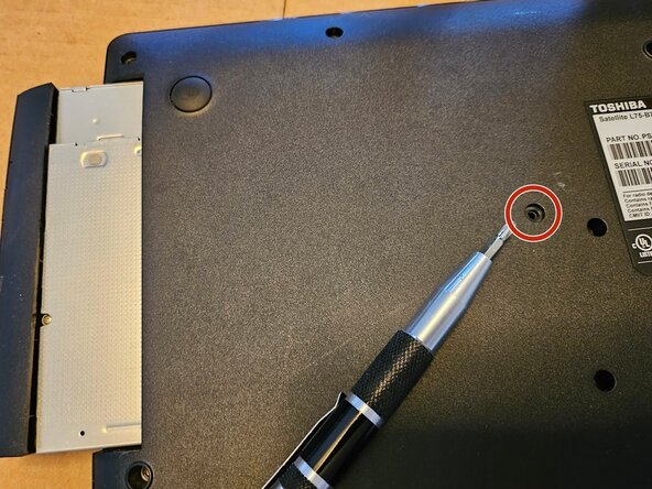 Toshiba Satellite L75-B7270 Optical Drive Replacement, Remove optical drive: crwdns2935265:02crwdnd2935265:01crwdnd2935265:03crwdne2935265:0