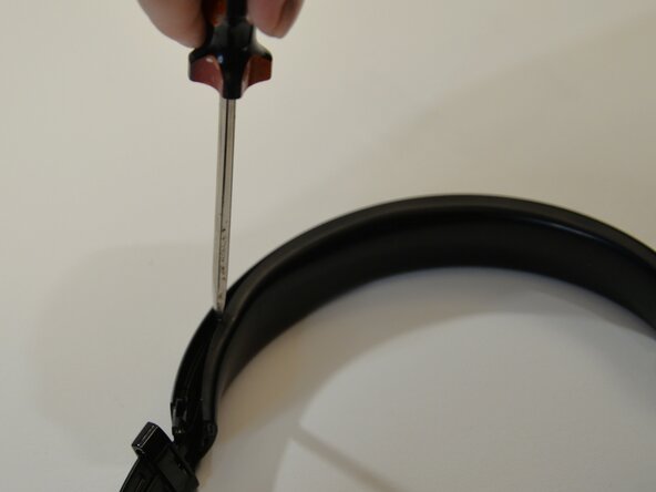 Beats Studio3 Headband Replacement: step 3, image 2 of 3