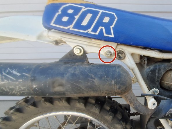1980 -1990 Honda XR80R Carburetor Disassembly: étape 4, image 2 de 3