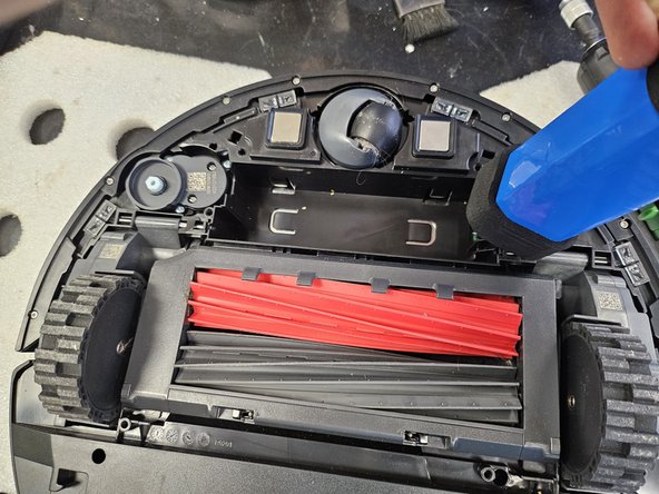 Roborock Q5 Pro: Laser Distance Sensor Replacement, Remove the battery.: crwdns2935265:03crwdnd2935265:02crwdnd2935265:03crwdne2935265:0