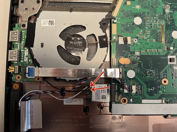 Asus M570D Mainboard tauschen, Wifi Antenne abstecken: Schritt 7, Bild 1 von 1