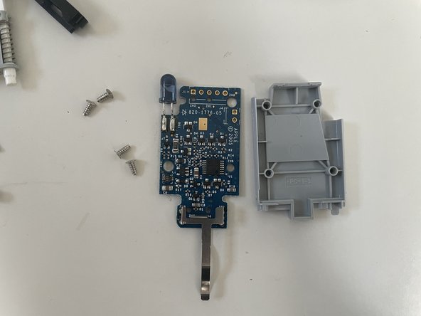 Apple remote (A1156 EMC 2086) Teardown, Liberate the main board: crwdns2935265:04crwdnd2935265:02crwdnd2935265:02crwdne2935265:0