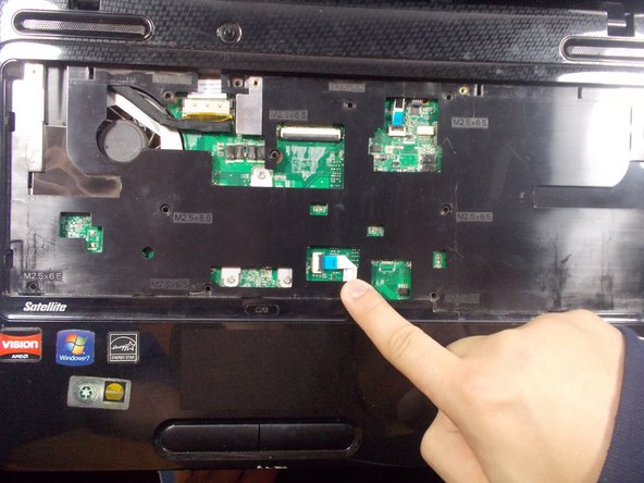 Toshiba Satellite L655D-S5095 Touchpad Button Replacement: crwdns2935265:08crwdnd2935265:02crwdnd2935265:03crwdne2935265:0