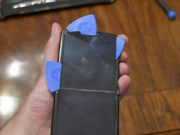 Motorola Razr 2019 Main Screen Replacement, Detach Main Screen from top half: step 8, image 2 of 3