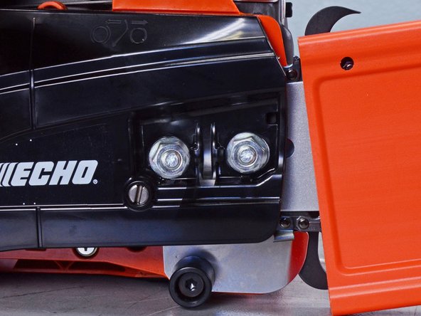 Echo Chain Saw CS4910 2020 Piston Assembly Replacement, Loosen the sprocket guard: crwdns2935265:06crwdnd2935265:02crwdnd2935265:02crwdne2935265:0