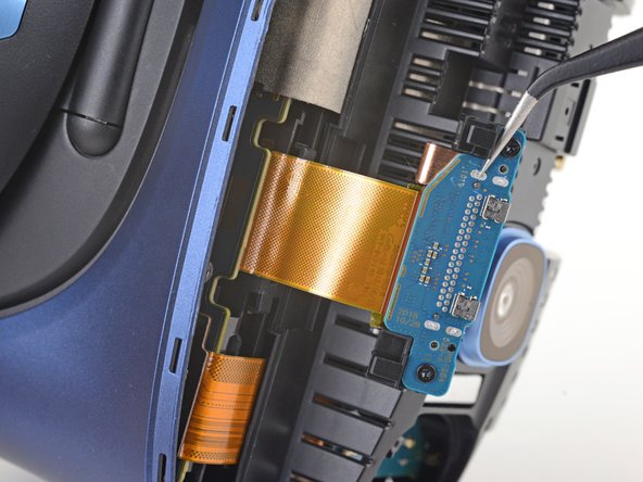 HTC Vive Cosmos Faceplate Connector Replacement, Remove the faceplate cable connector cover: crwdns2935265:06crwdnd2935265:02crwdnd2935265:02crwdne2935265:0