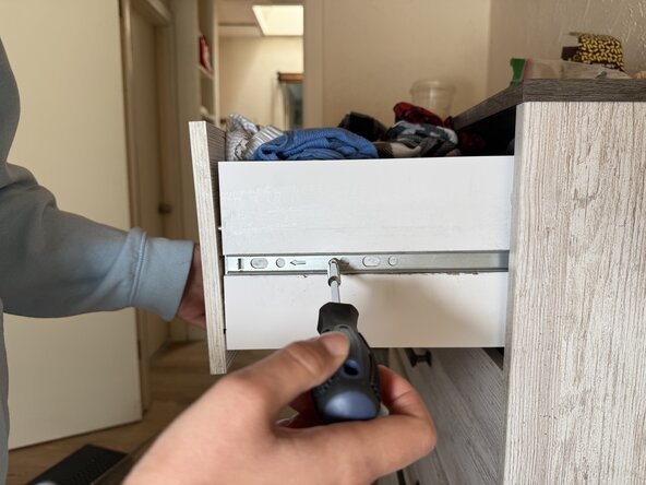 Ashley Furniture's 5 Drawer Chest Drawer Slide Replacement: crwdns2935265:09crwdnd2935265:01crwdnd2935265:03crwdne2935265:0