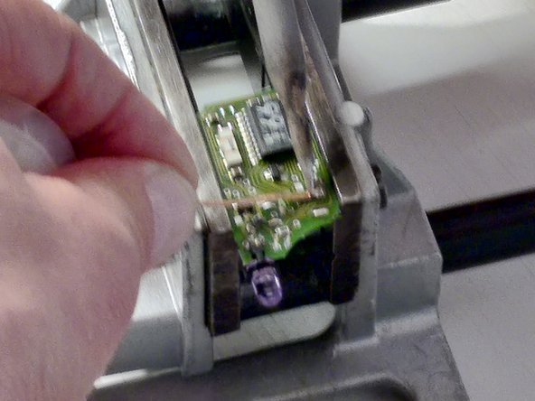 Mercedes-Benz infrared car key repair, Cleaning off the old solder: crwdns2935265:03crwdnd2935265:03crwdnd2935265:03crwdne2935265:0