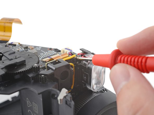 How to Discharge the Capacitor in your Polaroid I-2, Apply the leads: crwdns2935265:03crwdnd2935265:02crwdnd2935265:03crwdne2935265:0