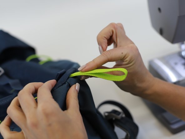 How to Fix a Broken Loop in a Backpack, Set the loop in place: crwdns2935265:04crwdnd2935265:02crwdnd2935265:03crwdne2935265:0