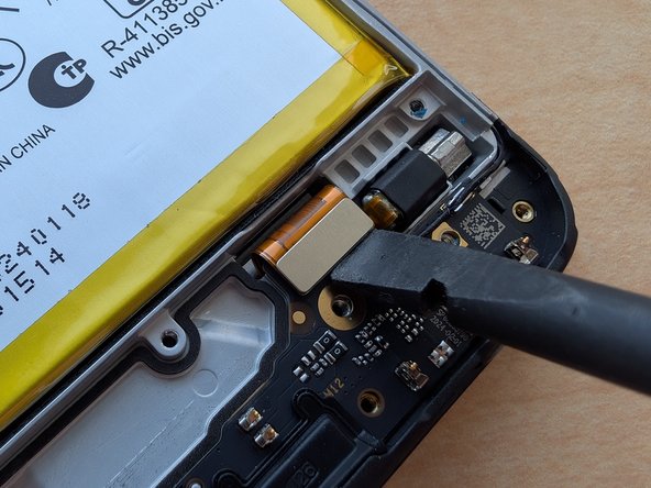 Motorola Moto G Play (2023) Teardown, Disconnecting stuff from the daughterboard: crwdns2935265:011crwdnd2935265:02crwdnd2935265:03crwdne2935265:0