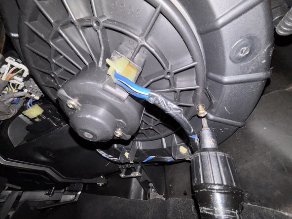 2002-2006 Honda CR-V Blower Motor Replacement: crwdns2935265:00crwdnd2935265:01crwdnd2935265:03crwdne2935265:0
