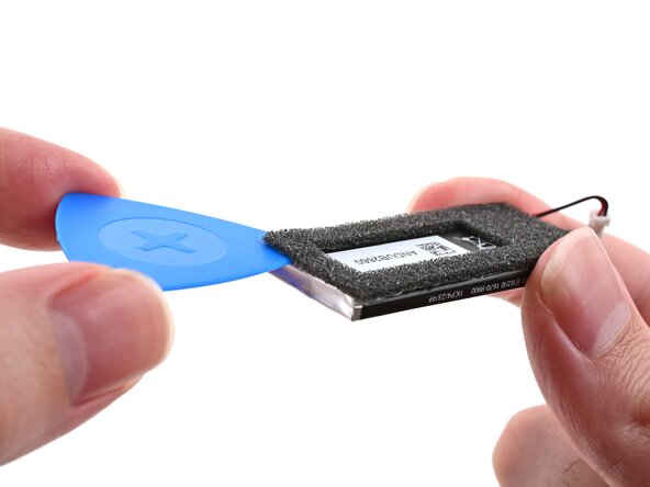 Joy-Con 2 (Left) Battery Replacement, Transfer the foam: crwdns2935265:016crwdnd2935265:01crwdnd2935265:03crwdne2935265:0